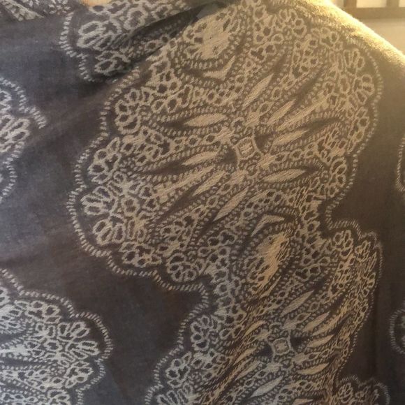 Chico’s Lacey jacquard wrap scarf gray one size fringe edge NWT - Picture 5 of 12